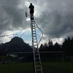 Rasensprenkler und Leitung montieren am Fußballplatz, Tor Minigolfanlage