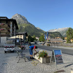 Blumenpflege am Rüfiplatz