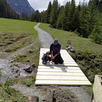 Untere Rinderalpe, Brücke fertig stellen, Gottseidank mit Unterstützung!