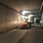 Tunnel kehren Oberlech, mit Lader 509 und Kehrmaschinenaufsatz