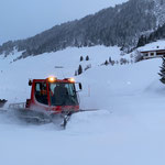 Pistenbully 100 auf dem Weg von Zug nach Lech...