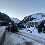 Holder mit Raupenfahrwerk und Nachlauffräse 