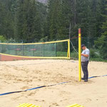 ...und Aufbau Volleyball- und Tennisplatz