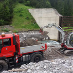 Schotter laden für Spielplatz sport.park, beim Wehr Zürsbach