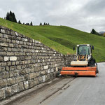 Lader mit Kehrmaschine