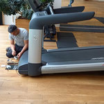 Nach Beleuchtungstausch und Bodenpflege: einräumen Fitnessgeräte sport.park.lech