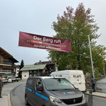 Banner aufhängen für Veranstaltung