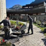 Urnenschacht setzen am Friedhof