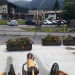 Nach Arlberg Classic Car Rally: Blumentröge im Zentrum wieder aufstellen. Mit Lader 509