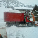 Schneeräumung in Zürs, Unimog 530