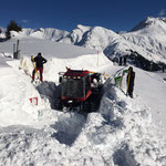 Spazierweg und Müllcontainer ausgraben,  Winterwanderweg Schlosskopfrunde