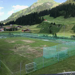 Rasensprenkler einrichten am Fußballplatz