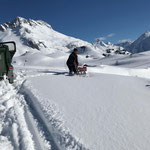 Winterwanderwegbänke in Oberlech ausschaufeln und Müll machen, mit Polaris ACE Sportsman Quad