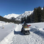 Winterwanderwegpflege mit E-Skidoo in Zug