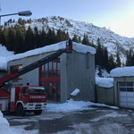 Schneewechten abstechen mit Drehleiter FF Lech, ARA