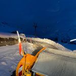 Morgendlicher Winterdienst in Oberlech, mit Drittleistung Streuung Baustelle