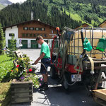 Blumenpflege beim Feuerwehrhaus, mit Holder C2.42