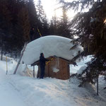 Schneeschaufeln im Waldbad Lech