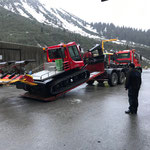 Pistenbully 100 auf U530 verladen und zur Loipe bringen