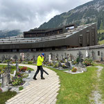 Rasenpflege am Friedhof