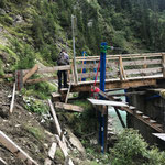 Reparatur Geländer vor Bodenalpbrücke nach Beschädigung durch Rinder