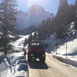 Schneestangen nachstellen in Oberlech, mit U1600