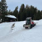 Holder mit Nachlauffräse Winterwanderweg Berg