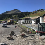 Grabungsarbeiten für Stromleitung Beleuchtung Weg Schlosskopfparkplatz - sport.park.lech