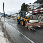 Lader-Kehrmaschine im Einsatz in Zug