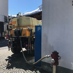 U400 mit Fass, Wasser tanken beim Gemeindeamt