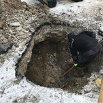 Wassermeister beim Freilegen der Leitung