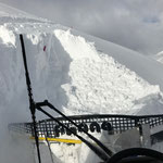 Winterwanderweg Kriegeralpe präparieren, mit Pistenbully Paana. Suche nach den Wegstangen