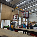 Basketballkörbe für Schulplatz reparieren