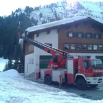 Eiszapfen Feuerwehrhaus brechen, mit Drehleiter FF Lech