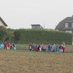 Kinderschar am Ortsrand