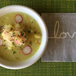 Kartoffelsuppe mit Kohlrabi und Radieschen