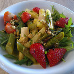 Spargelsalat mit Erdbeeren