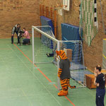 Willy und F-Jugend Trainer Thorsten Themm beobachten das muntere Treiben in der Halle.