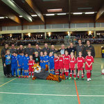 Gruppenfoto des Team DoppelPASS mit der F-Jugend und dem Landtagspräsidenten.