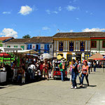 Der zentrale Platz von Salento, alles voll mit Buden und Geschäften.