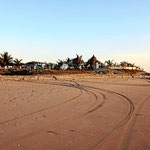 Blick vom Strand auf den Campingplatz.