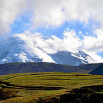 Und das ist der Chimborazo. Wir sehen nur bei der Anreise, in den beiden Tagen danach versinkt er in den Wolken und im Nebel.