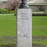 Statue of James Joyce in Stephen's Green (2014年撮影／HIRASHIGE)