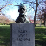 Statue of James Joyce in Stephen's Green (2014年4月撮影／KOBAYASHI)