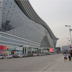 Die Provinz Sichuan liegt östlich von Tibet und nördlich von Vietnam. Sie ist die Partnerprovinz von NRW. Ein Großteil der Zehnmillionenstadt Chengdu ist inzwischen modernisiert. Hier befindet sich auch das größte Gebäude der Welt, das „Global Center“