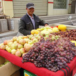 Uigurischer Obstverkäufer in Dunhuang (Gansu)