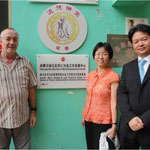 Nando Belardi mit Prof. Zhang Wei und Chen Ximing vor der neuen Beratungsstelle in Chengdu
