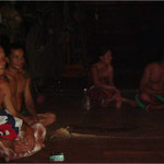 Im Langhaus bei den Dayak in Borneo