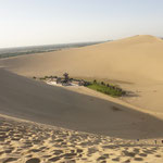 Dunhuang-Düne mit Mondsichel-See