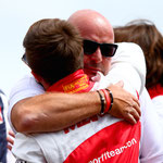 Will Stevens della scuderia Marussia abbraccia Philippe Bianchi, il padre di Jules.